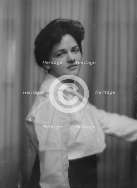 Goetter, Lois, Miss, portrait photograph, 1916. Creator: Arnold Genthe.