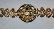 Gold Roman bracelet set with sapphires, emeralds, and pearls, 3rd century