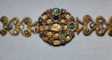 Gold Roman bracelet set with sapphires, emeralds, and pearls, 3rd century