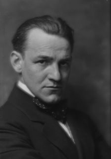 Goldbeck, Walter, portrait photograph, 1915 Mar. 22. Creator: Arnold Genthe