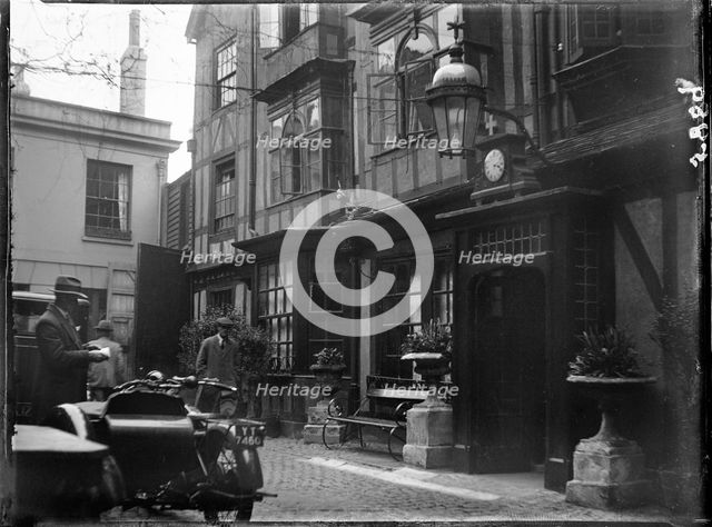 Golden Cross Hotel, Cornmarket Street, Oxford, Oxfordshire, 1928. Creator: Katherine Jean Macfee.