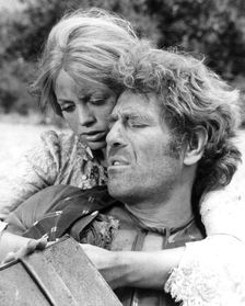 Goldie Hawn and George Segal in The Duchess and the Dirtwater Fox, 1976