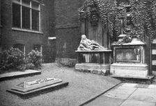 Goldsmith's Monument in the Temple 1907
