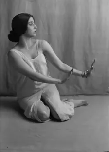 Gonzalez, Carmen de, 1913 Oct. Creator: Arnold Genthe