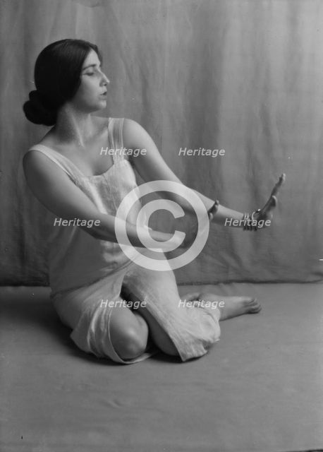 Gonzalez, Carmen de, 1913 Oct. Creator: Arnold Genthe.
