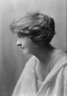 Goode, Blanche, Miss, portrait photograph, 1914 or 1915. Creator: Arnold Genthe