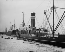Gordon's wharves, Savannah, Ga., between 1900 and 1910. Creator: Unknown