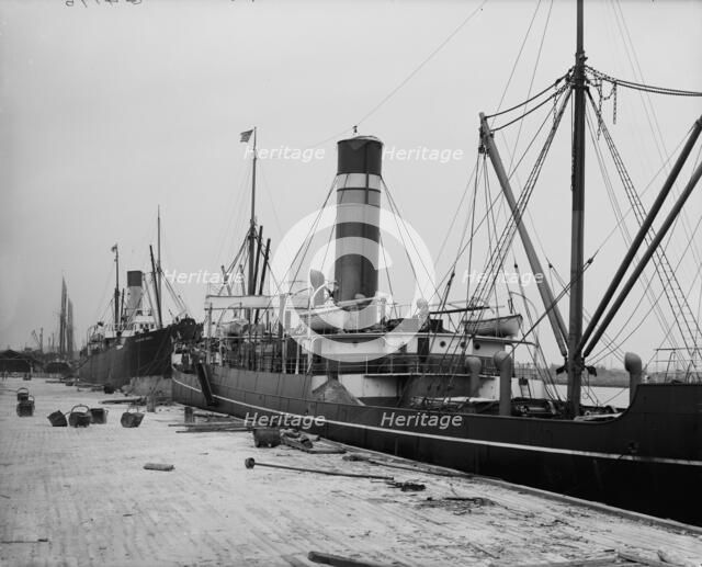 Gordon's wharves, Savannah, Ga., between 1900 and 1910. Creator: Unknown.