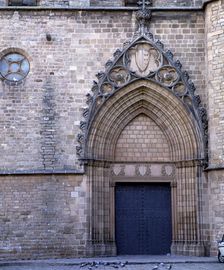 Gate of the church of the Monastery of Pedralbes, façade with the badge of Queen Elisenda