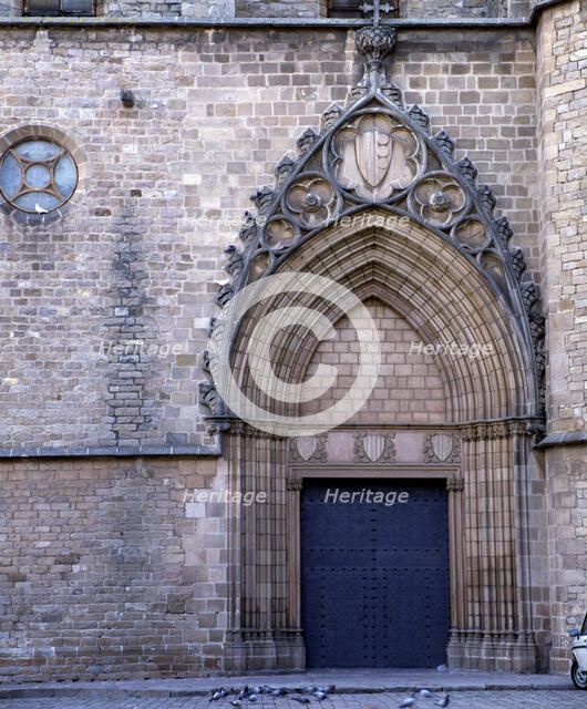 Gate of the church of the Monastery of Pedralbes, façade with the badge of Queen Elisenda.