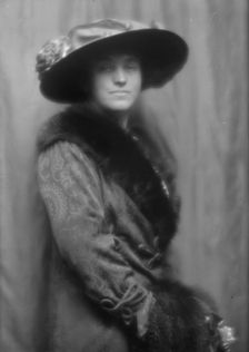 Gates, Eleanor, Mrs., portrait photograph, 1913. Creator: Arnold Genthe