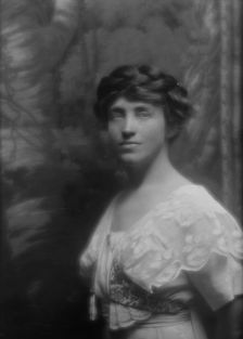 Gates, Eleanor, Mrs., portrait photograph, 1913. Creator: Arnold Genthe