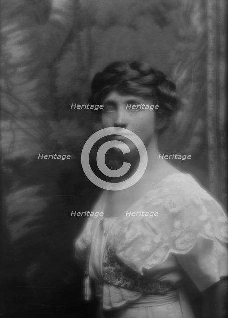 Gates, Eleanor, Mrs., portrait photograph, 1913. Creator: Arnold Genthe.
