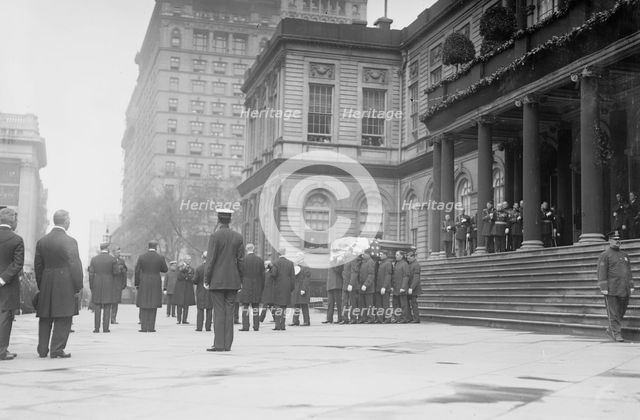 Gaynor fun'l [funeral] - City Hall, 1913. Creator: Bain News Service.