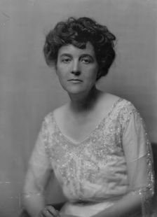 Gale, Zona, Miss, portrait photograph, 1917 May 15. Creator: Arnold Genthe