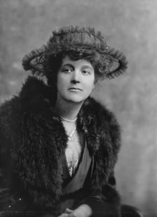 Gale, Zona, Miss, portrait photograph, 1917 May 15. Creator: Arnold Genthe