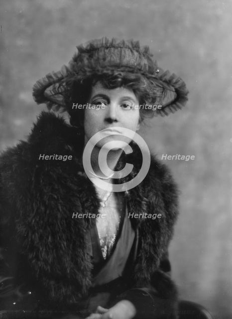 Gale, Zona, Miss, portrait photograph, 1917 May 15. Creator: Arnold Genthe.