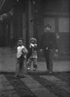 Gambling hall, Jackson Street corner, Chinatown, San Francisco, between 1896 and 1906. Creator: Arnold Genthe