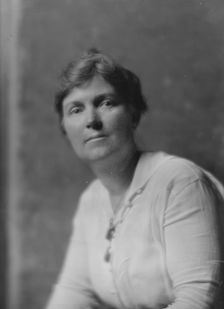 Gardner, C.H., Mrs., portrait photograph, 1915 Nov. 22. Creator: Arnold Genthe