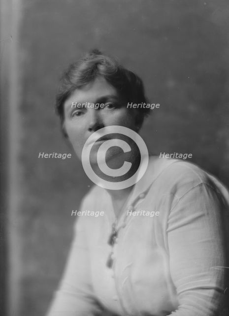 Gardner, C.H., Mrs., portrait photograph, 1915 Nov. 22. Creator: Arnold Genthe.