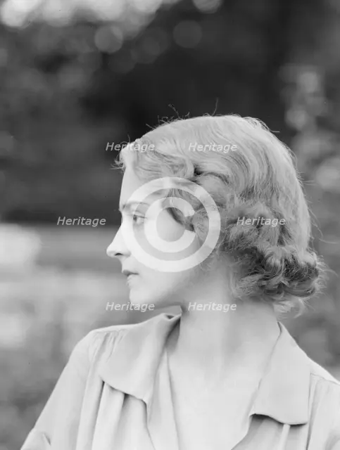 Gardner, Isabel, Miss, portrait photograph, 1932 Creator: Arnold Genthe.