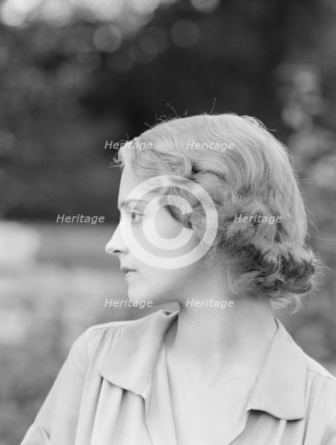Gardner, Isabel, Miss, portrait photograph, 1932 Creator: Arnold Genthe.