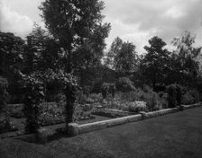 Garden and arbor, residence of Mrs. Franklin H. Walker, Detroit, Mich., between 1900 and 1920. Creator: Unknown