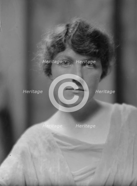 Garlick, Richard, Mrs., portrait photograph, 1914 May 26. Creator: Arnold Genthe.