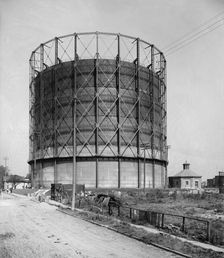 Gas tank, Detroit City Gas Company, Detroit, Mich., between 1900 and 1905. Creator: Unknown