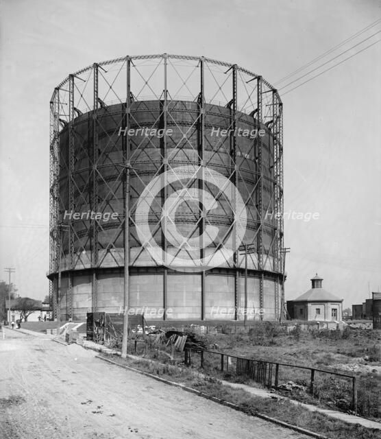 Gas tank, Detroit City Gas Company, Detroit, Mich., between 1900 and 1905. Creator: Unknown.