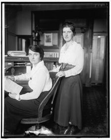 Genevieve Chapin & Sue Court, c1918. Creator: Harris & Ewing