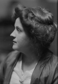 Genss, Freda, Miss, portrait photograph, 1914. Creator: Arnold Genthe