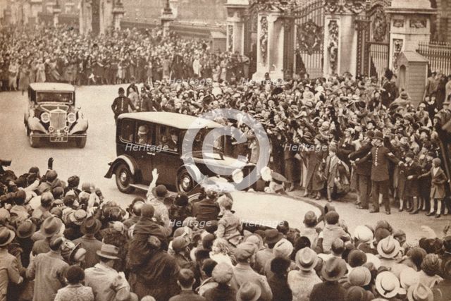 'George VI and Queen Elizabeth leave Buckigham Palace to holiday in Windsor', 1937. Creator: Unknown.