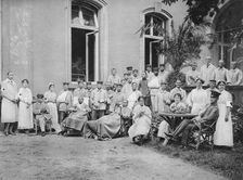 German nurses and patients, Frankfurt am Main, Germany, World War I, 1915