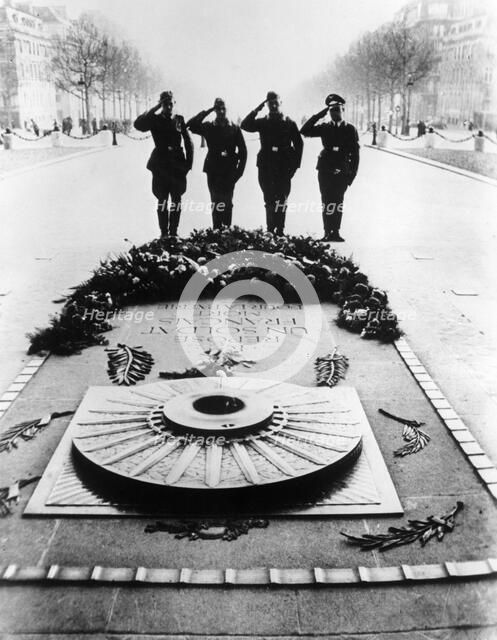 German soldiers saluting the Tomb of the Unknown Soldier, Paris, December 1940. Artist: Unknown