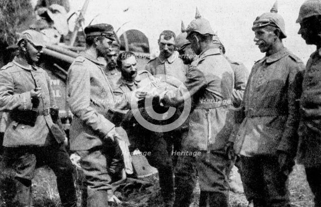 German troops stopping for midday rations on the way to Brussels, First World War, 1914. Artist: Unknown