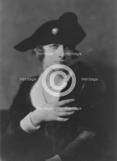 Gibson, Jean, Miss, portrait photograph, 1917 Oct. 19. Creator: Arnold Genthe.