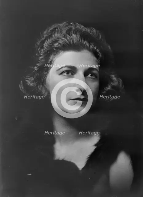 Gibson, Jean, Miss, portrait photograph, 1919 Sept. 28. Creator: Arnold Genthe.
