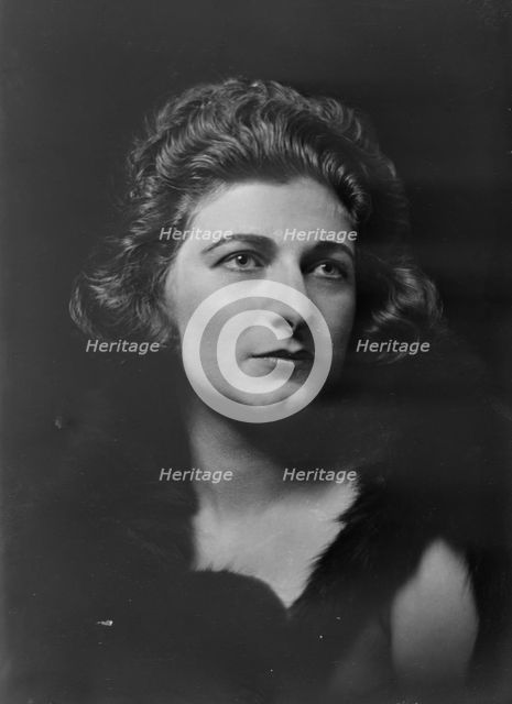 Gibson, Jean, Miss, portrait photograph, 1919 Sept. 28. Creator: Arnold Genthe.