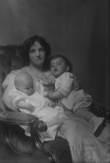 Gillingham, John K., Mrs., and children, portrait photograph, 1913. Creator: Arnold Genthe