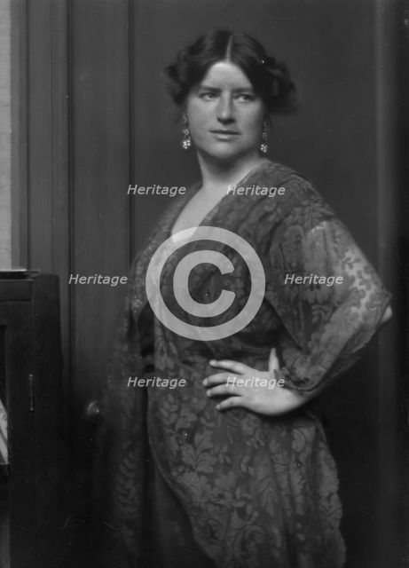 Gilmore, Inez Haynes, Mrs., portrait photograph, 1913. Creator: Arnold Genthe.
