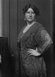 Gilmore, Inez Haynes, Mrs., portrait photograph, 1913. Creator: Arnold Genthe