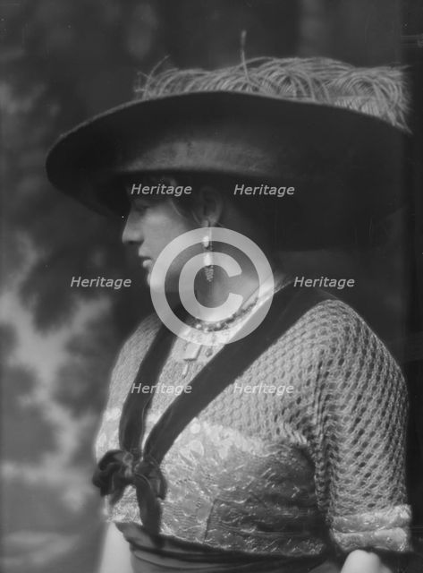 Gilmore, Inez Haynes, Mrs., portrait photograph, 1913. Creator: Arnold Genthe.