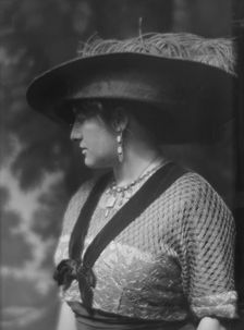 Gilmore, Inez Haynes, Mrs., portrait photograph, 1913. Creator: Arnold Genthe