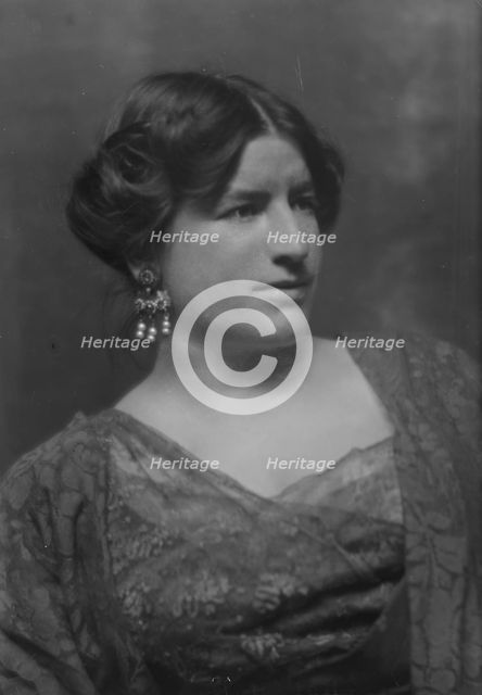 Gilmore, Inez Haynes, Mrs., portrait photograph, 1913. Creator: Arnold Genthe.