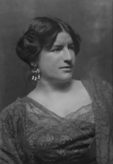 Gilmore, Inez Haynes, Mrs., portrait photograph, 1913. Creator: Arnold Genthe