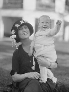 Gilpin, Charles, Mrs., and baby, portrait photograph, 1921 Oct. 23. Creator: Arnold Genthe