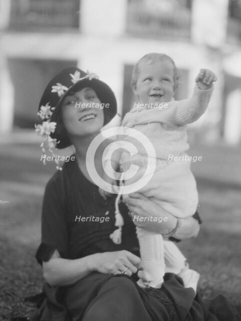 Gilpin, Charles, Mrs., and baby, portrait photograph, 1921 Oct. 23. Creator: Arnold Genthe.