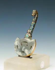 Gilt bronze garment hook with jade and turquoise inlays, Eastern Zhou dynasty, 4th century BC. Creator: Unknown