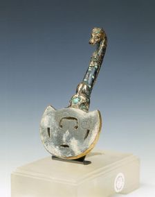 Gilt bronze garment hook with jade and turquoise inlays, Eastern Zhou dynasty, 4th century BC